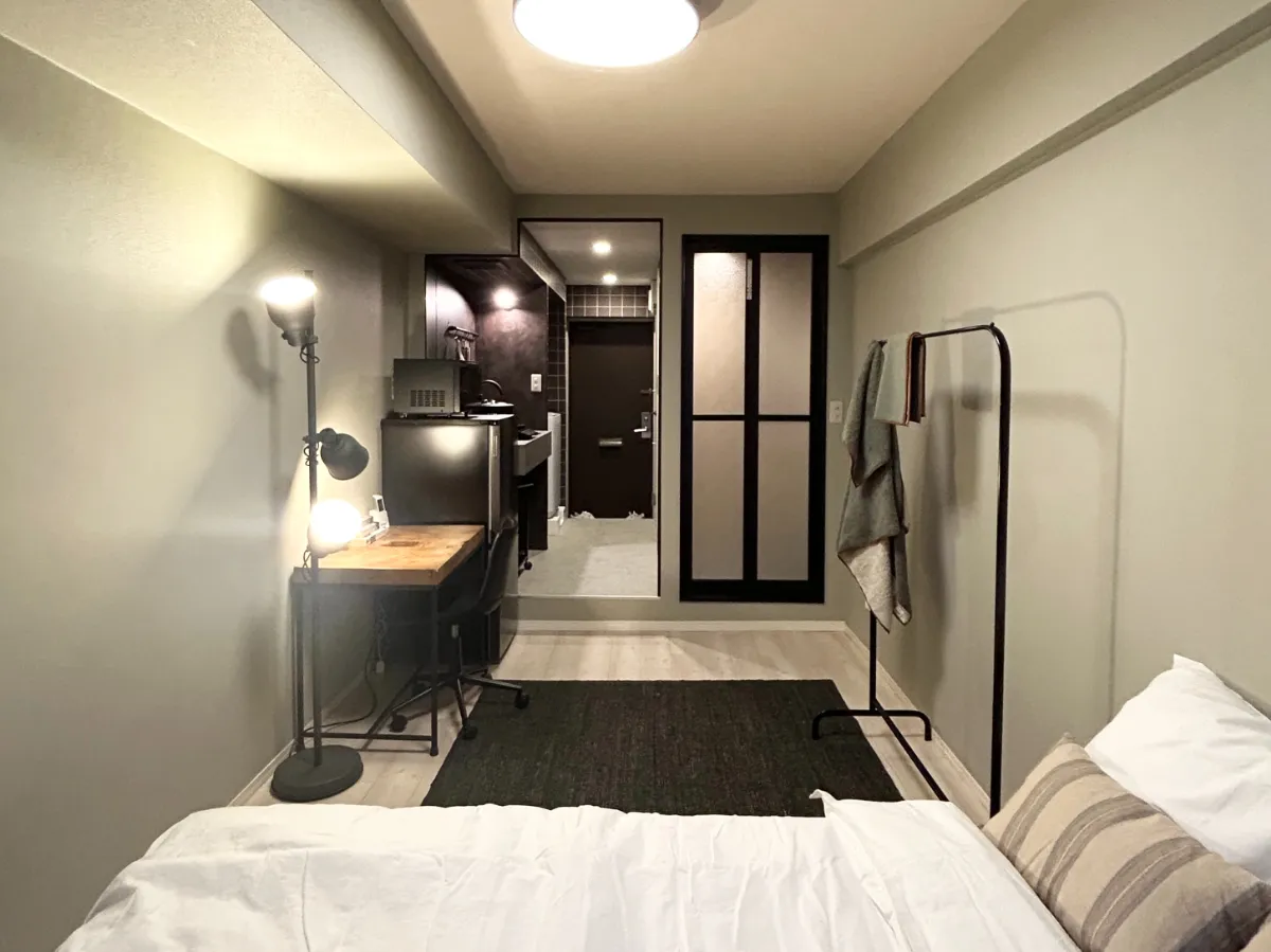 家具付きワンルーム ベッドとデスク配置