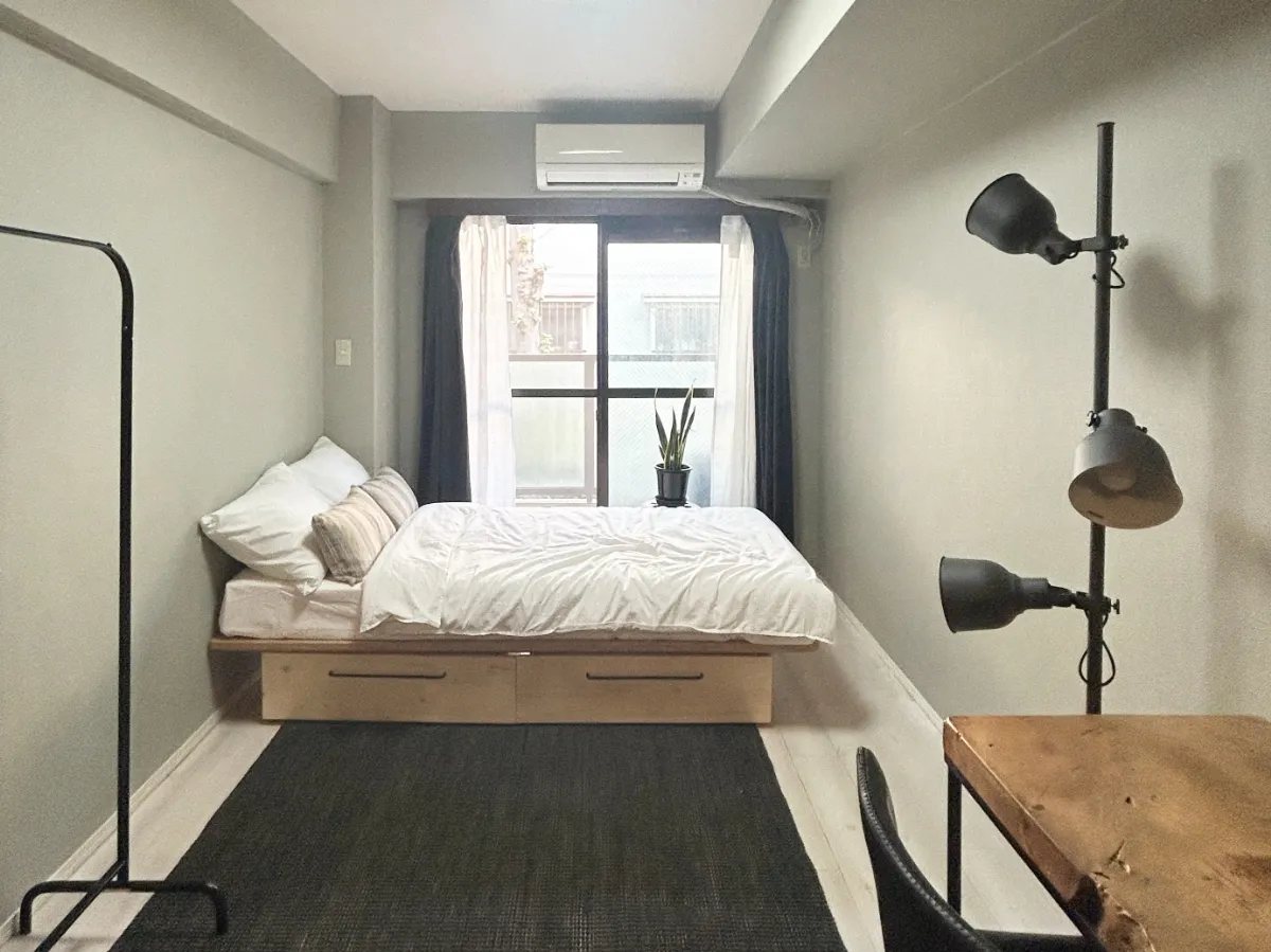 ワンルーム After グレートーン壁と明るいフローリング