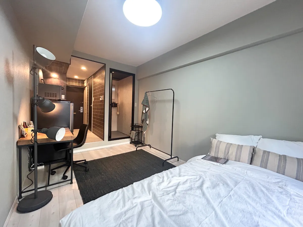 ワンルーム After グレージュ壁面と整えられた内装