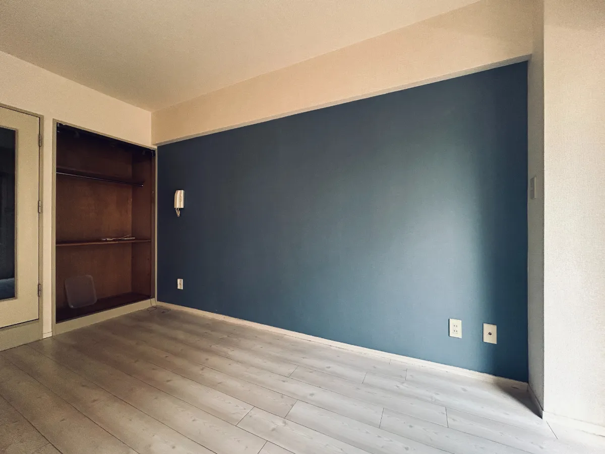 ワンルーム Before ネイビー壁面と既存収納