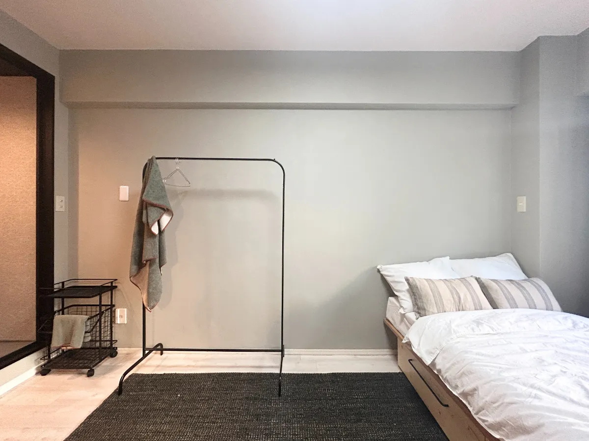 グレートーンの家具付きデザイン賃貸内観