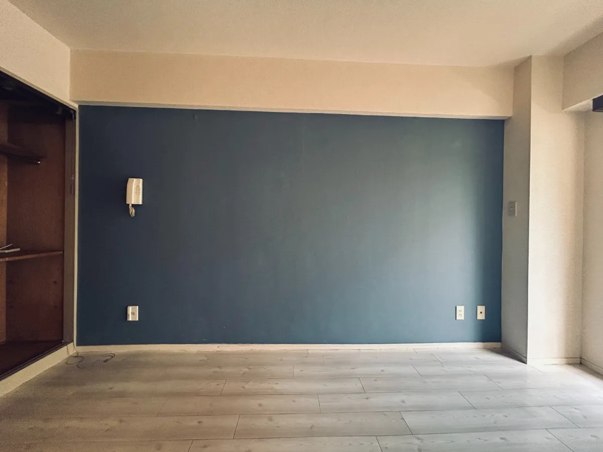 ワンルーム Before ネイビー壁