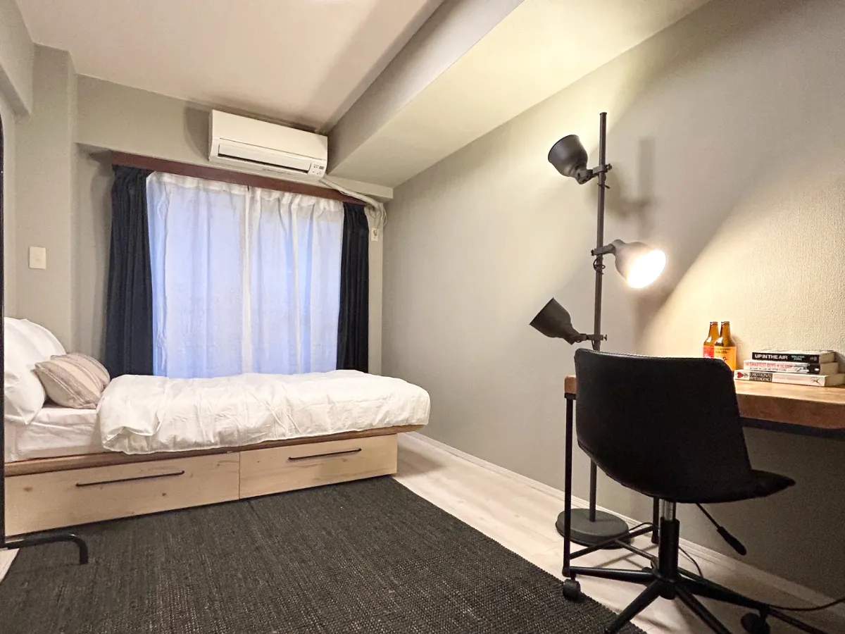 グレートーンの家具付きデザイン賃貸内観