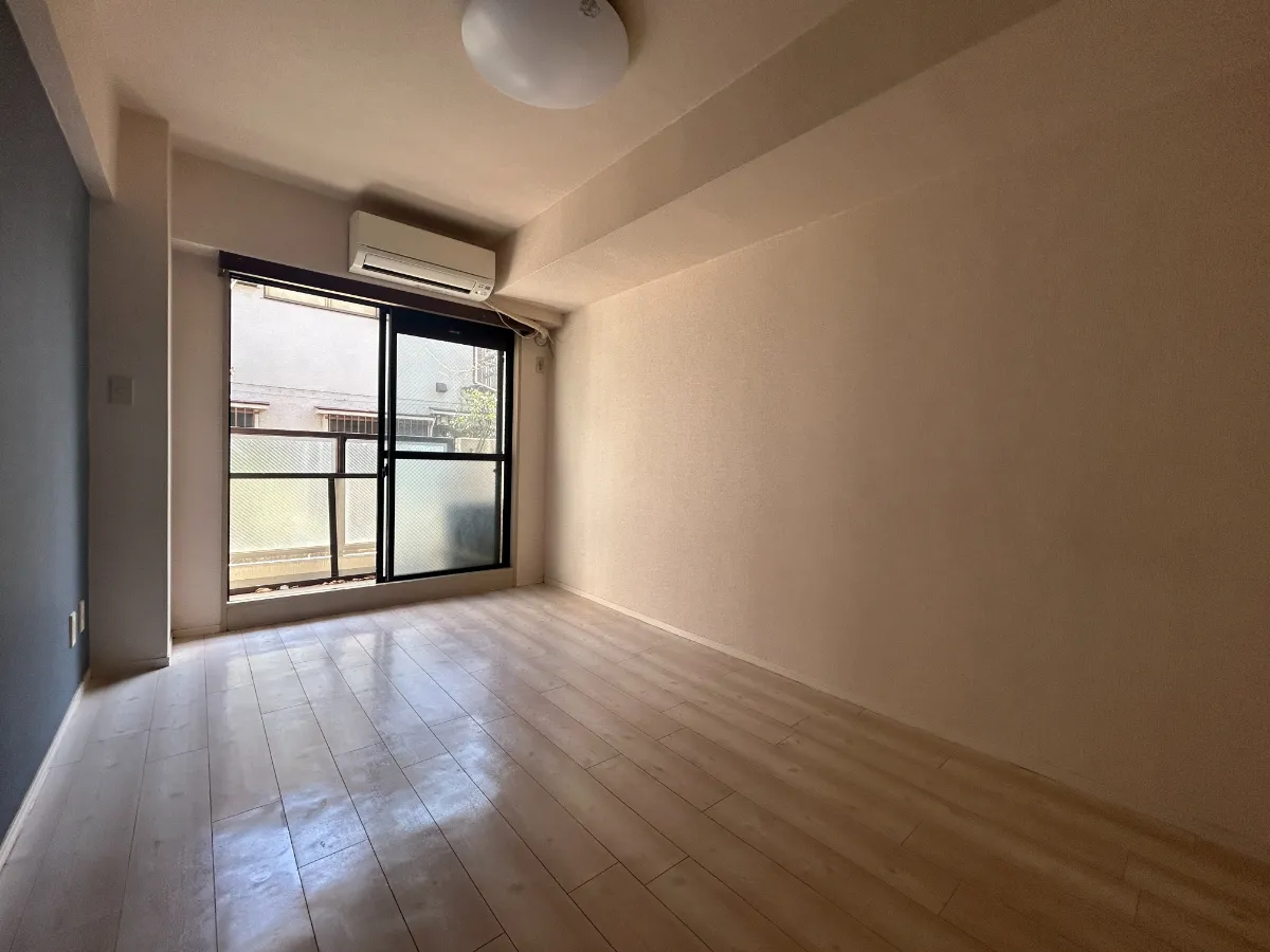 ワンルーム Before ネイビー壁