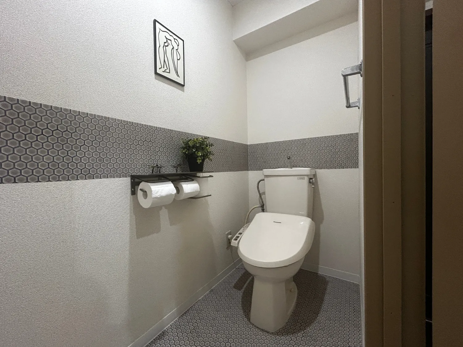 アートと植物を取り入れたトイレスペース